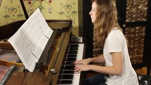 欧美小姐姐弹钢琴视频,指尖舞动下的音乐魅力