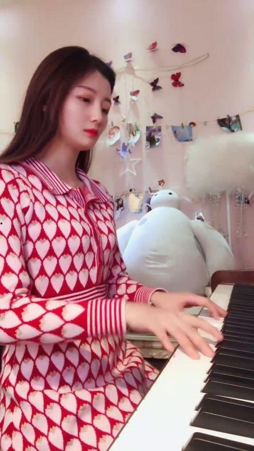 欧美小姐姐弹钢琴视频,指尖舞动下的音乐魅力