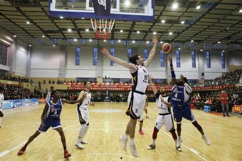 欧美篮球扣篮挑战视频,空中盛宴，谁与争锋？