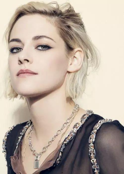 欧美雀斑女孩发型视频,展现独特魅力的发型选择