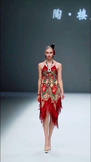 欧美甜美模特走秀视频,时尚秀场上的优雅演绎