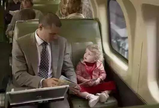 欧美小孩坐火车视频,欢乐时光捕捉瞬间